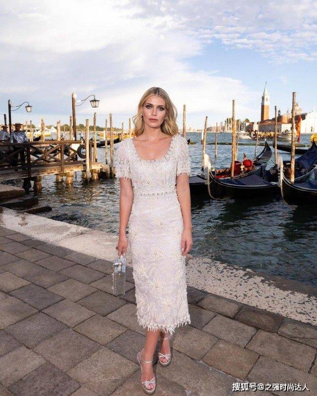 显得 搭配围巾这套一来保暖又好看，实在是聪明