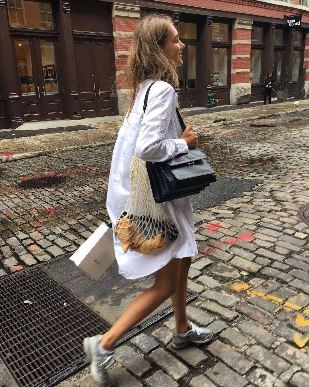 chic 穿衣搭配女：不妨直接将男友的大一号衬衫穿起，还可以秀的一手好恩爱