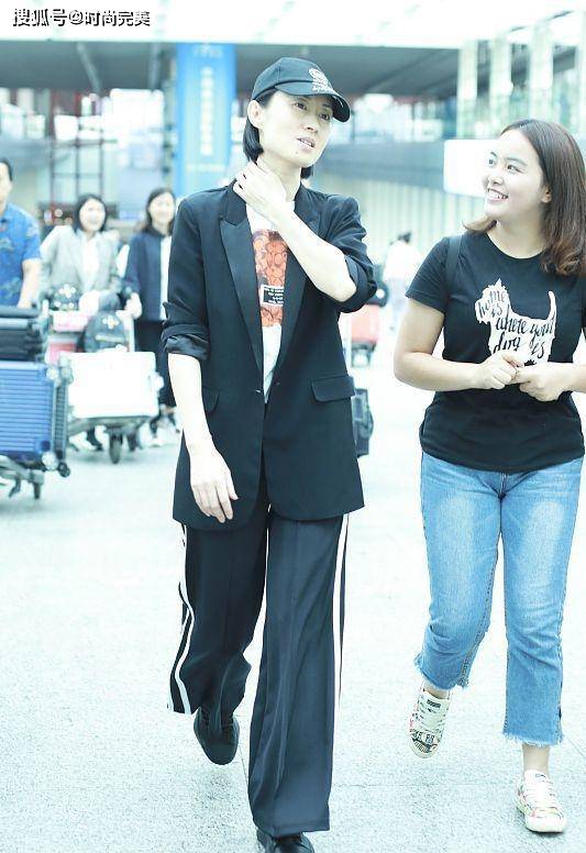 刘敏涛 刘敏涛私下真接地气，身穿拼接棉服配运动裤，一点没有明星架子