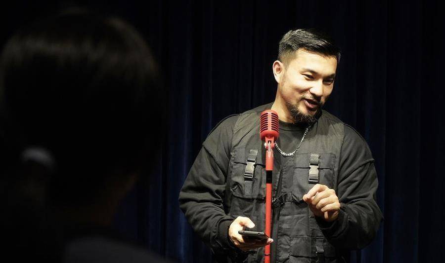 潜水|我的打工人朋友｜脱口秀演员71：我想写出最好笑的五分钟