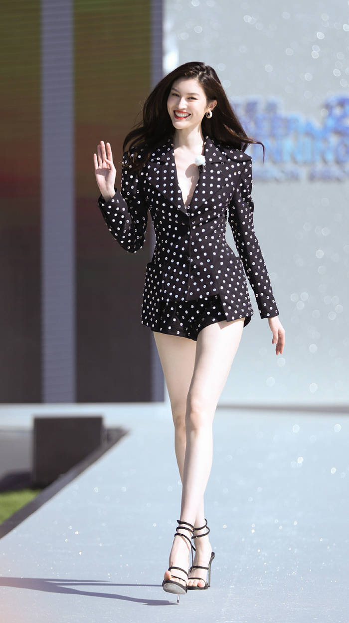 不愧是"超模"身材,何穗连土味裹胸衬衫 风衣,也能穿出立体感_造型