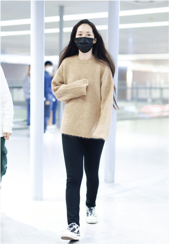 行李箱 郭碧婷现身机场，用行李箱推着女儿跑，看到镜头迅速遮挡女儿正脸