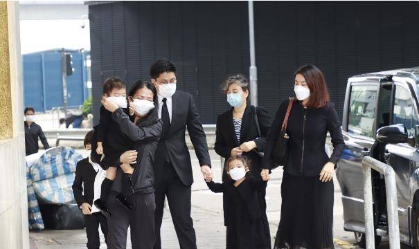 灵堂|霍启刚独自出席阔太葬礼，现场名人云集，不输自家奶奶的规模