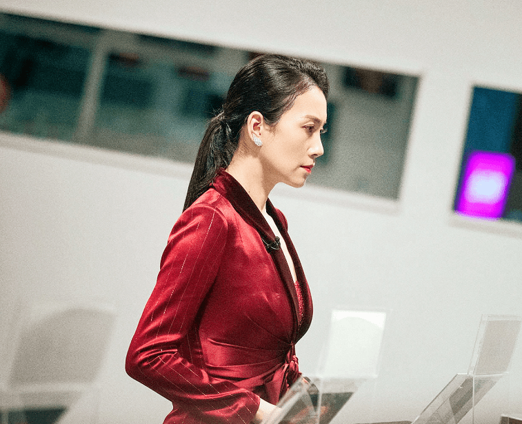 温峥嵘 温峥嵘才是真“戏精”,演啥像啥穿衣还高级,西装显出成熟女人味