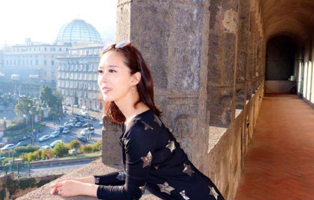 设计 颜丹晨私服穿搭好惊艳！黑色连衣裙简约舒适，星星图案点缀好少女