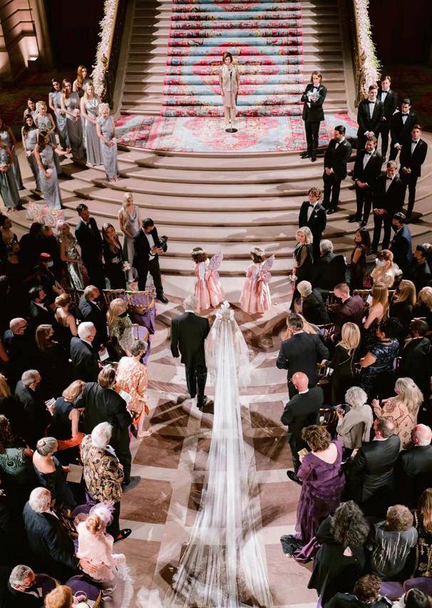 高定 顶级名媛出嫁展现豪门底蕴！高定婚纱不镶钻缝玻璃，连狗都穿仙裙