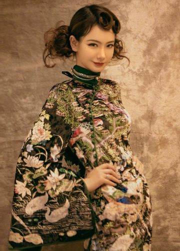 可塑性 女星穿旗袍只服戚薇,别人都是温柔端庄,她却单手拿烟与众不同