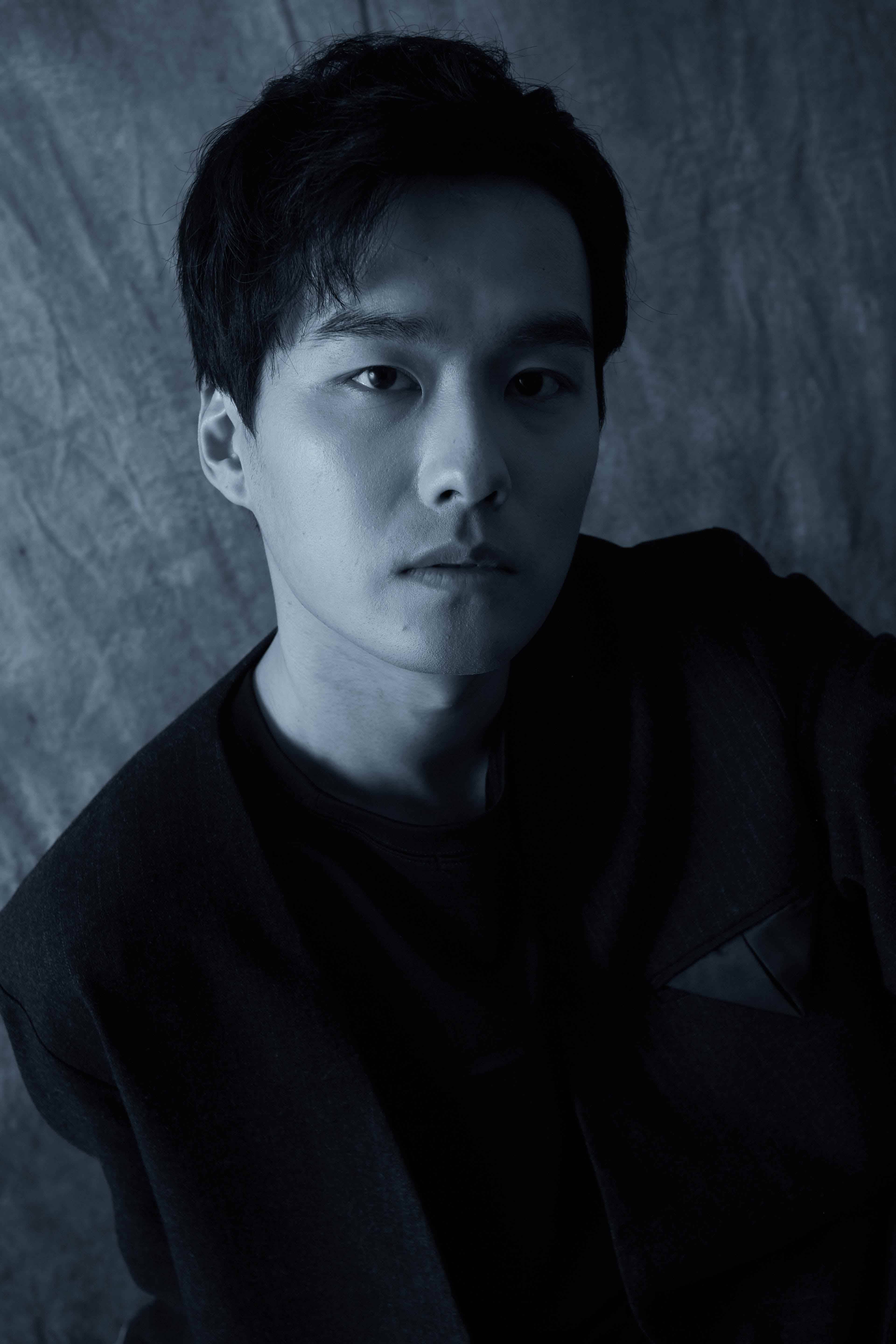 曲博高级灰写真来袭 深邃眼神展现最真实自我_电影