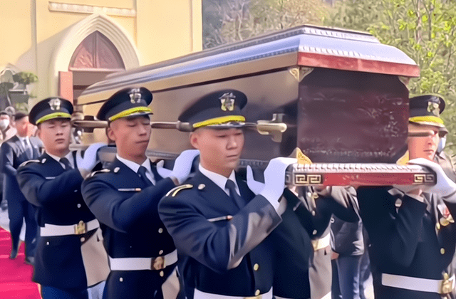 著名表演艺术家杨在葆安葬仪式暨追思会举行六人抬棺让人动容