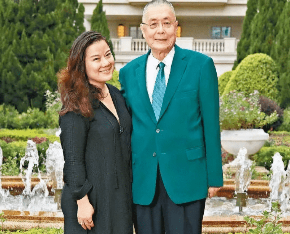 82岁钢琴大师刘诗昆,历经3段婚姻,小36岁娇妻和女儿相伴晚年