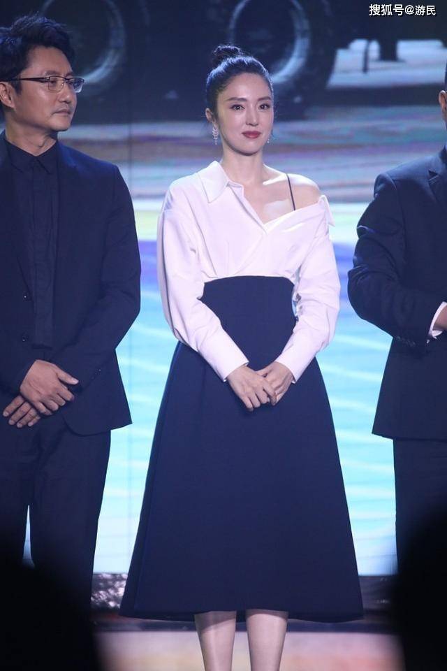 董璇 董璇穿粉色少女感的“烫金裙”,有撩人的“仙气”,还挺不一样的