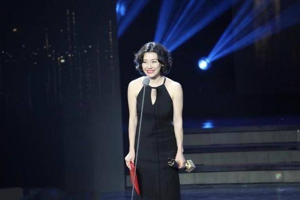 发型 刘琳终于换发型！复古卷发配黑色连衣裙摩登精致，尽显东方韵味美