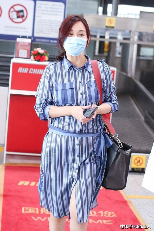张铎 张铎妻子挺有魅力,年过半百穿“条纹”衬衫也有气质,好大气