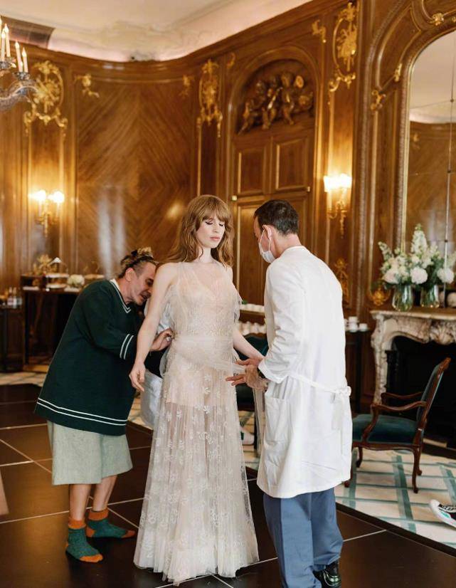 高定 顶级名媛出嫁展现豪门底蕴！高定婚纱不镶钻缝玻璃，连狗都穿仙裙