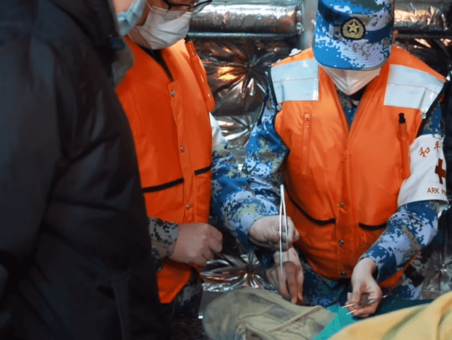 演技|医疗版《红海行动》，央视新闻宣传排场大，张天爱这次性感对味