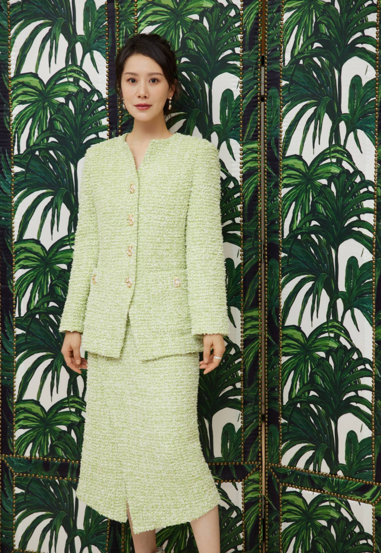 浅绿色 海清身着 ST. JOHN 浅绿色花呢针织套装