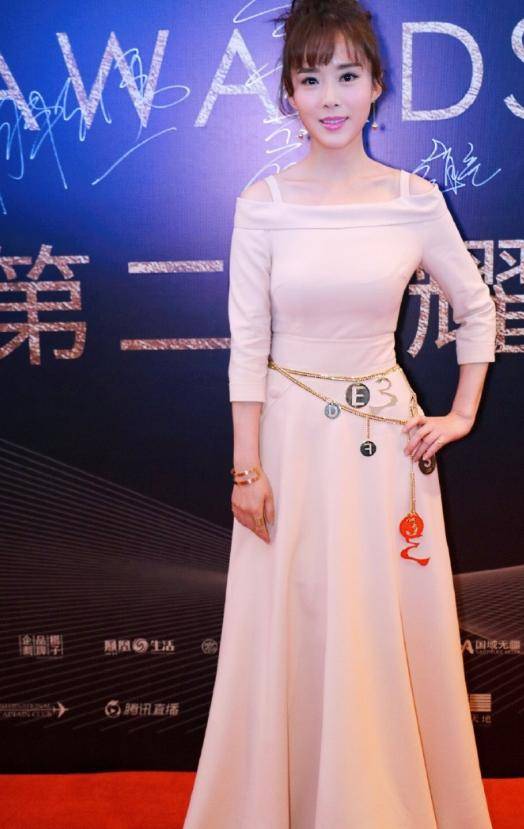 设计 颜丹晨一点不服老！身穿裸色一字肩连衣裙温柔优雅，42岁美成22岁