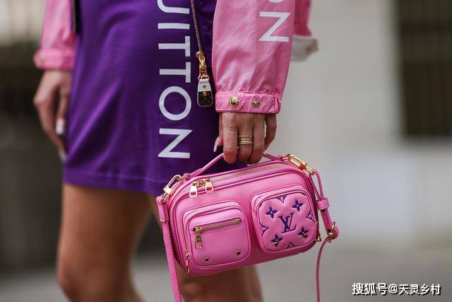 颜色 色彩搭配百变多样，撞色搭配、同色系搭配都特出彩，快来尝试吧