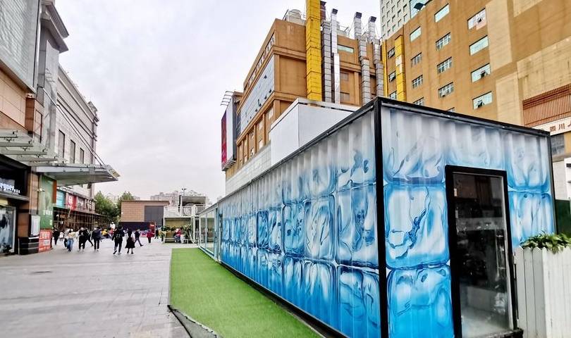 武汉江汉路商圈的彩色“集装箱”