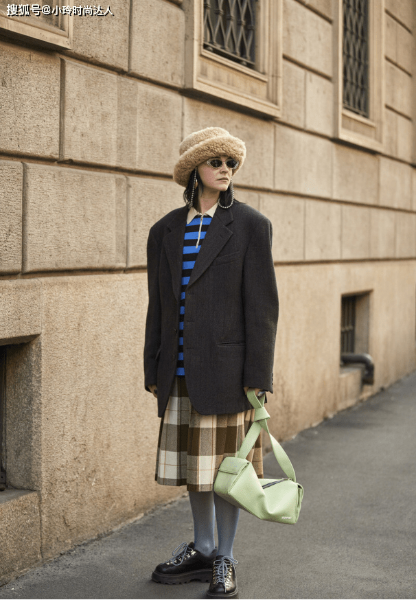 职场 这一季被法式风毛呢裙吸引,简约高级太优雅了,难怪潮人也在穿