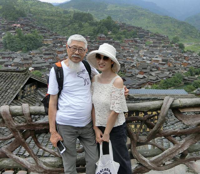 设计 陈法蓉带父亲旅游！蕾丝上衣搭配阔腿裤清爽简约，父女同框超温馨