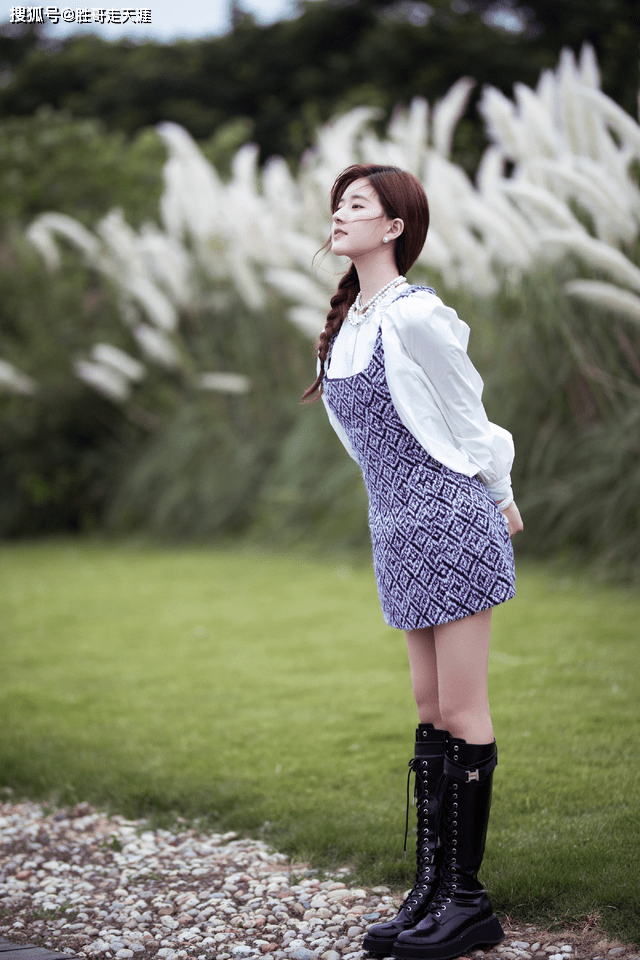 西装 “初恋女孩”赵露思，秋冬穿搭“上暖下凉”？一般人hold不住