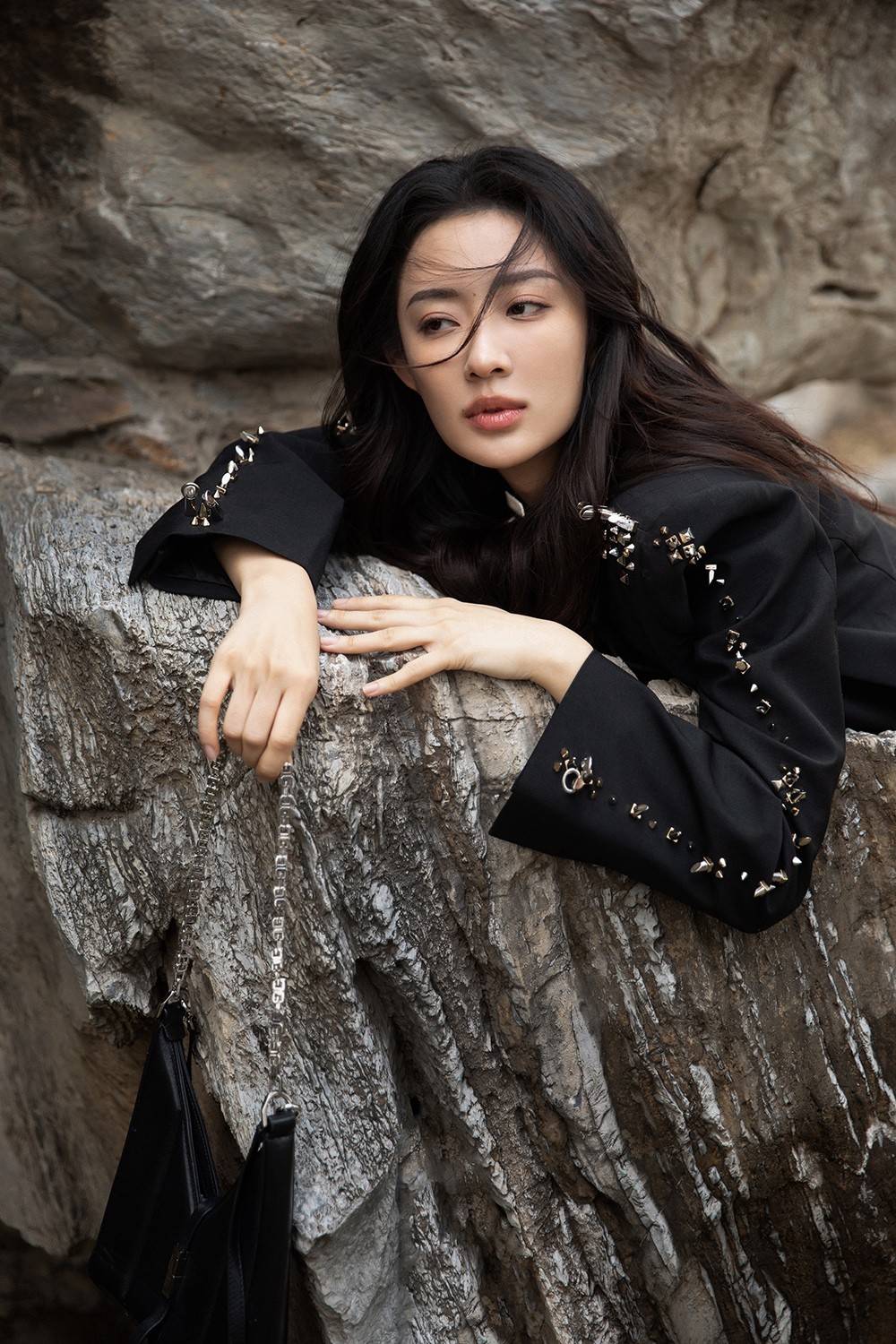 孙佳雨初冬静谧感大片金属质感演绎酷飒型格