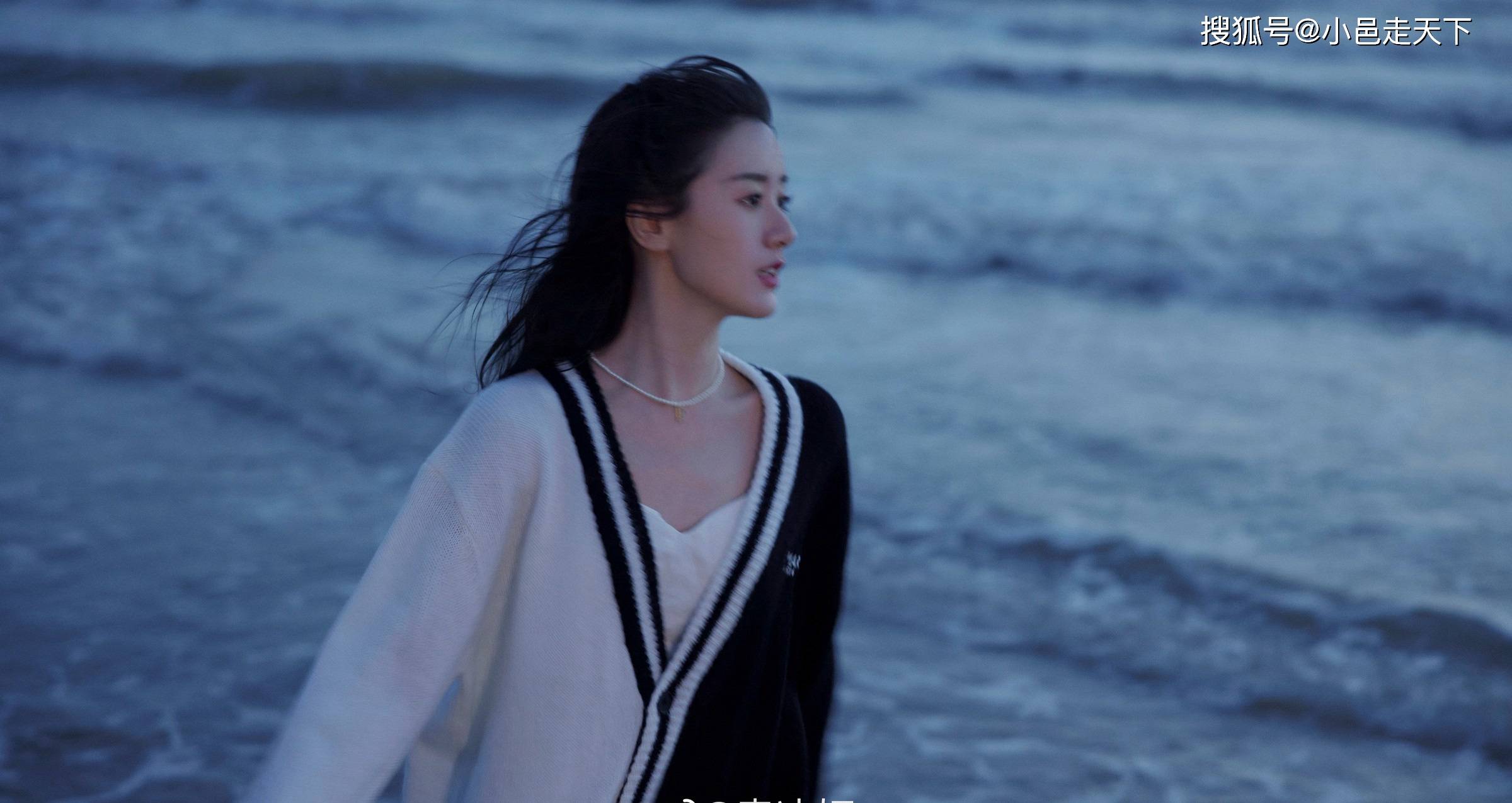 袁冰妍黑白毛衣海边写真