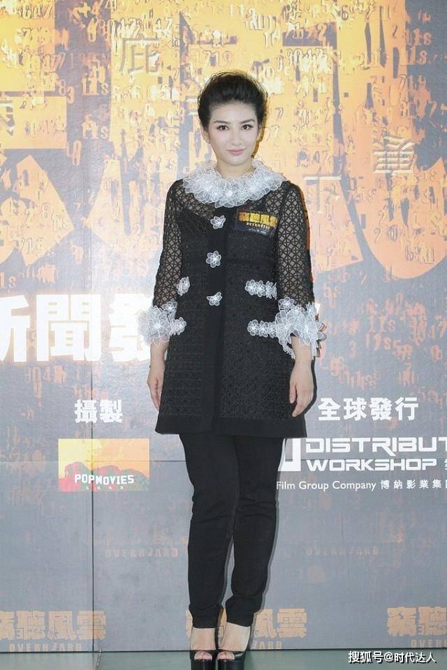 黄奕 黄奕的“一字肩”好明显，穿裙子更是撑得起来，不过就是显身板宽