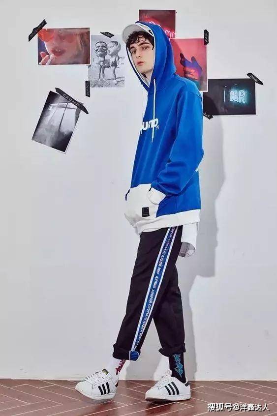 艳蓝色 穿运动裤外套应该怎么选?搭配这4种款式风格,造型百搭时髦