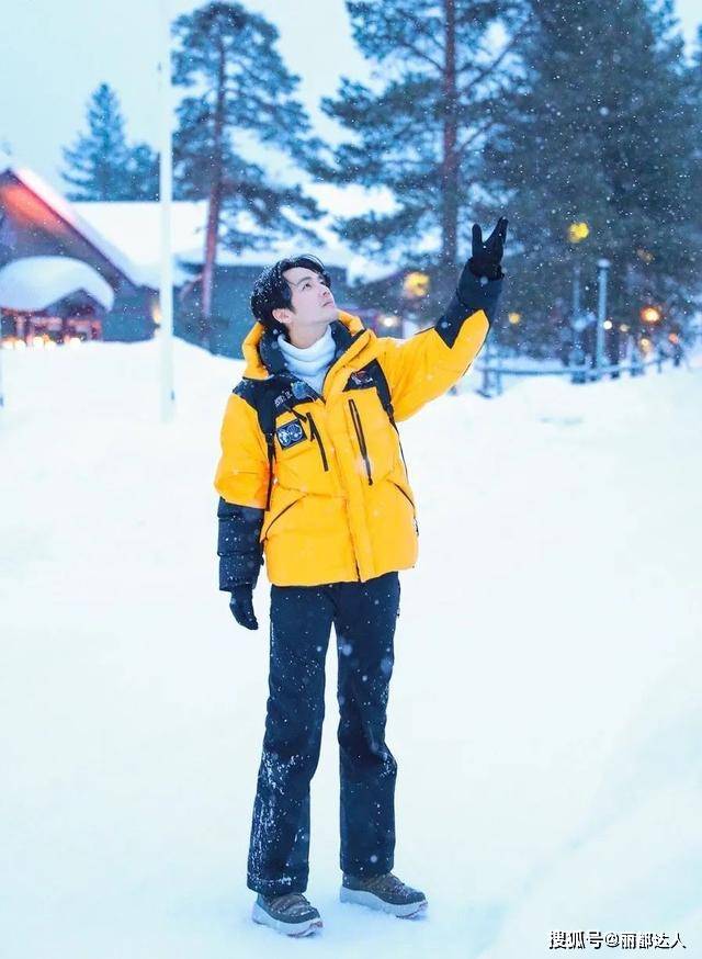 黑色 45岁钟汉良和24岁郭麒麟,看起来像同龄人,看看不老男神怎样穿的