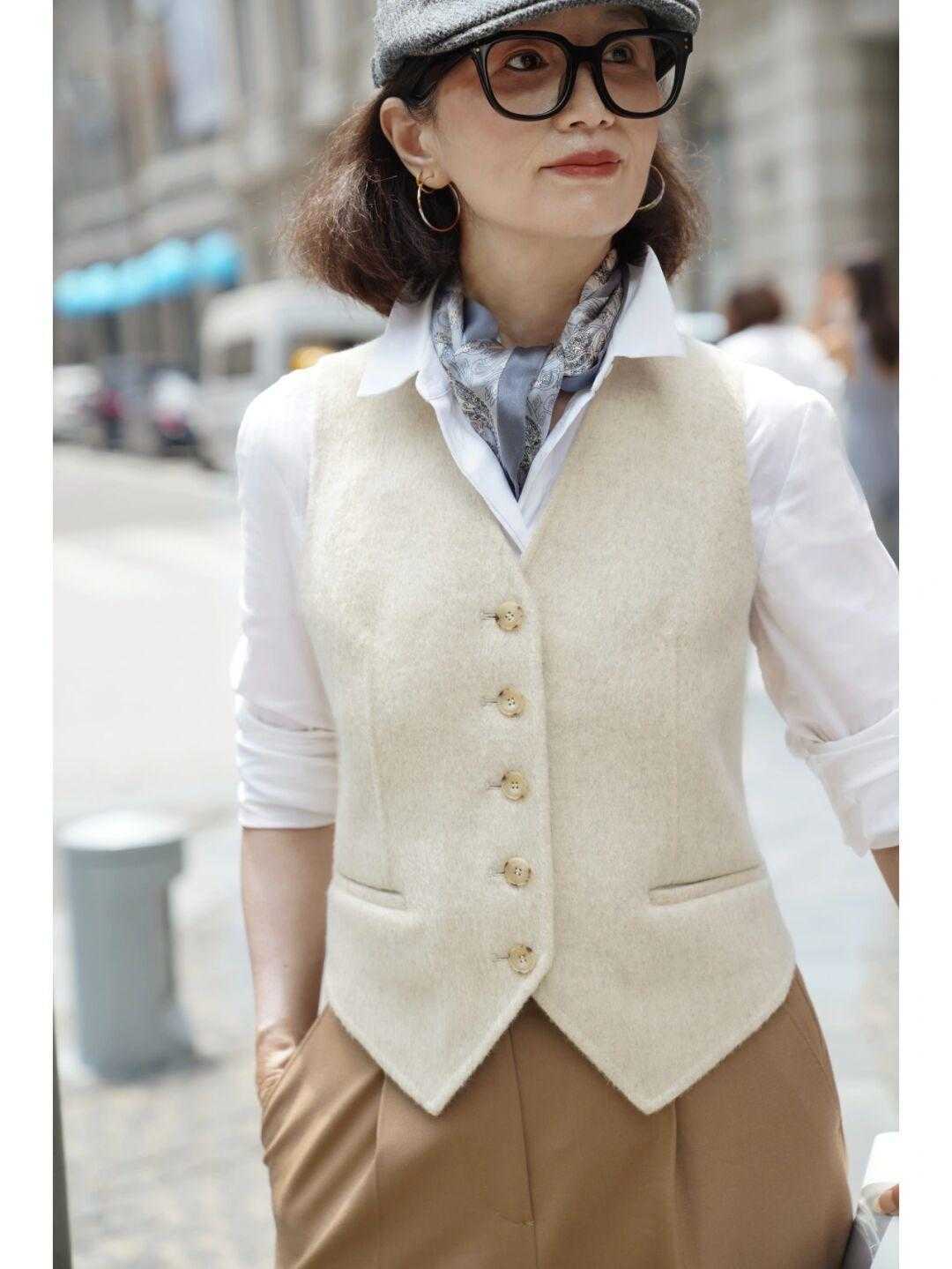 也可以尝试博主身上这种纯白色衬衫叠搭米黄色毛呢西装马甲的穿法