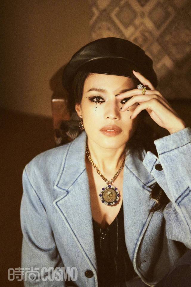 颜色 舒淇的硬照不会出错！时隔两年再穿Dior拍闭年刊，气场全开变女王