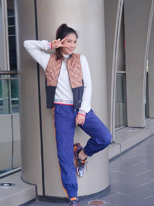 身材 何姿美出新高度！一袭绿色小雏菊碎花连衣裙清新减龄，少女感爆棚