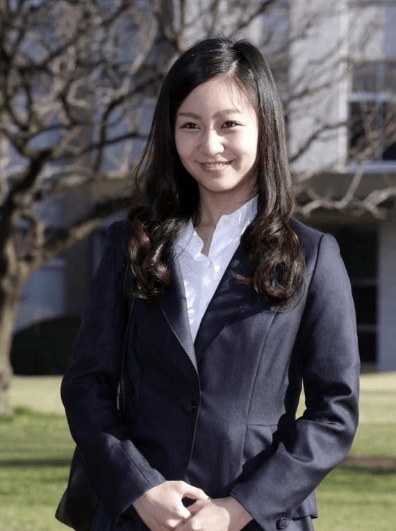 呢子 佳子公主的穿搭适合秋冬，深色服装温暖又舒适，穿起来也很显身材