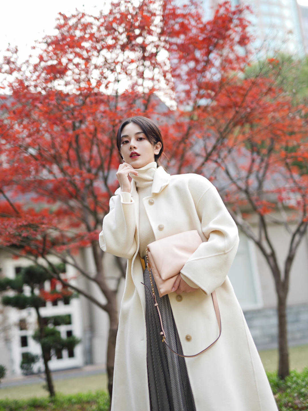 毛衣 白色毛衣到底有多好穿？和这“三”类外套搭配，效果超级棒