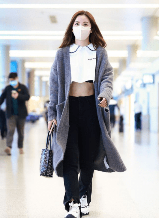 蔡卓妍 蔡卓妍真懂时尚！用奶奶开衫搭娃娃衫，风格看似迥异却意外很好看