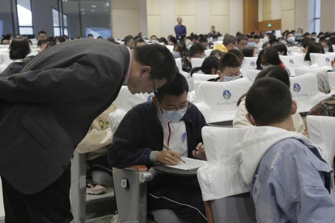 秀一中杨昌斌校长全程主持,对杨永忠校友回到母校表达了热烈的欢迎,对