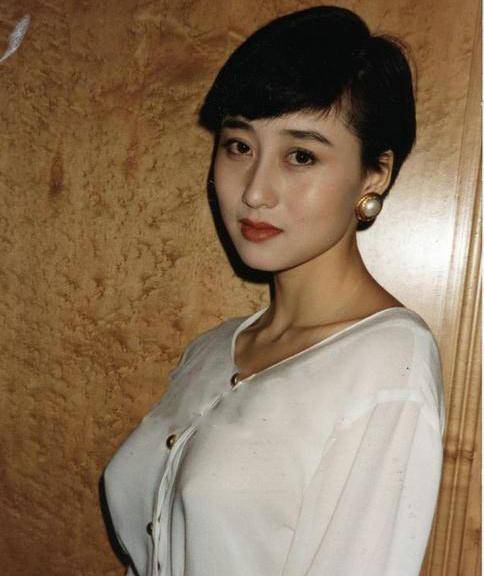 一婚娶黃秋燕二婚拋妻棄女娶利智李連杰到底是情種還是渣男