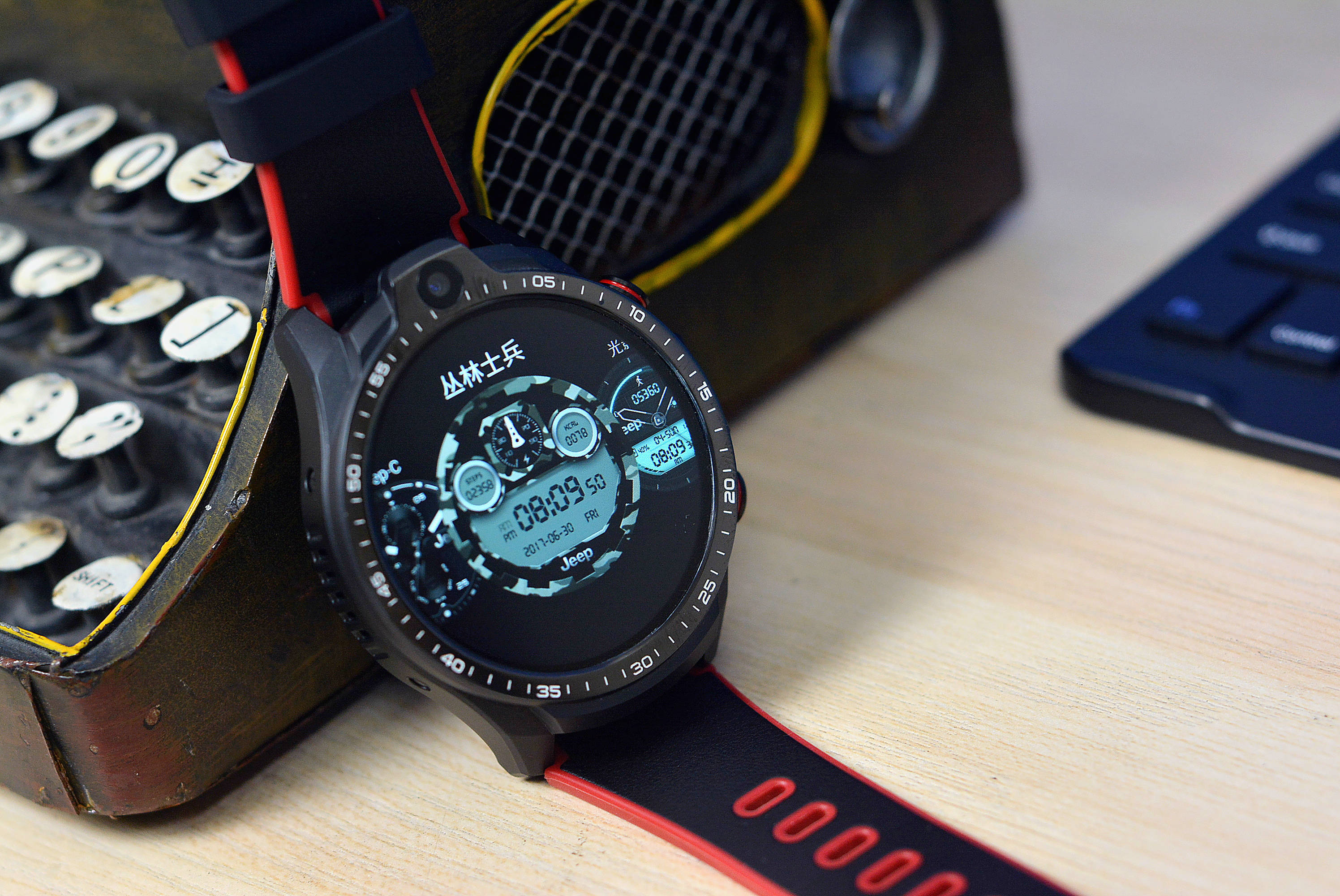 体验jeep黑骑士智能手表能刷视频打电话还能玩手机游戏