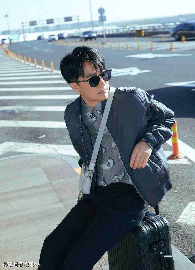 运动鞋 34岁黄轩开启巴黎看秀之旅，飞行夹克+运动鞋，造型实用时髦