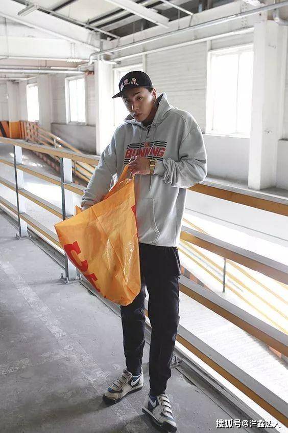 艳蓝色 穿运动裤外套应该怎么选?搭配这4种款式风格,造型百搭时髦