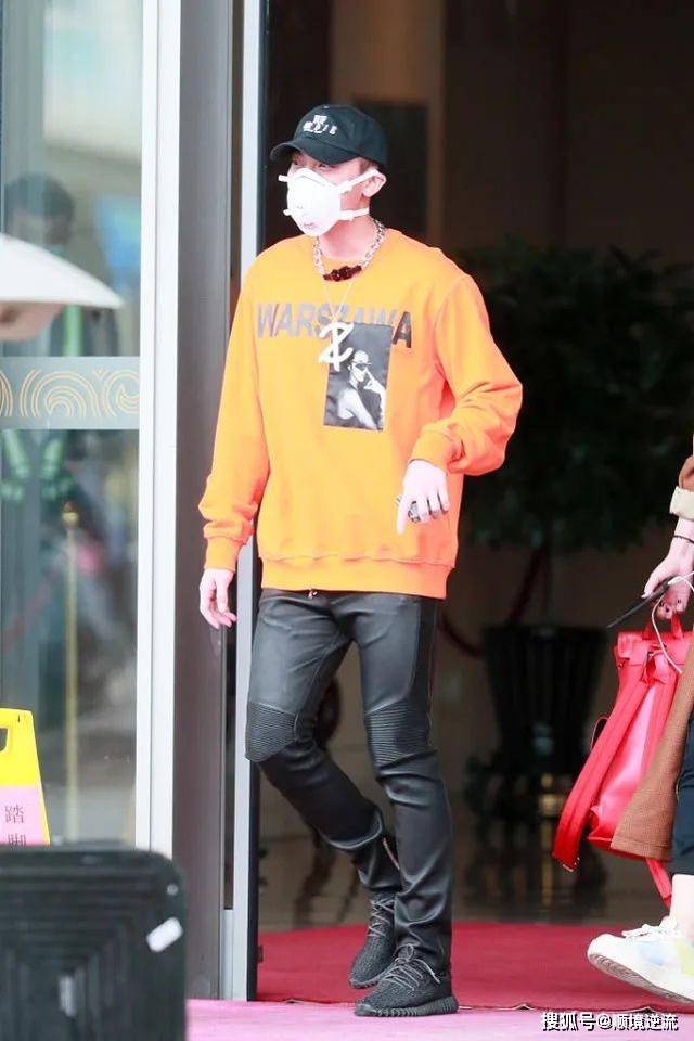 卫衣 爱豆帅气复工造型,鹿晗打造嘻哈风,黄子韬穿皮裤展露完美身材