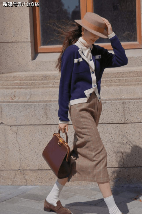 显得 30+女人怎么穿优雅又时髦？看看这些针织衫，温柔优雅又显气质