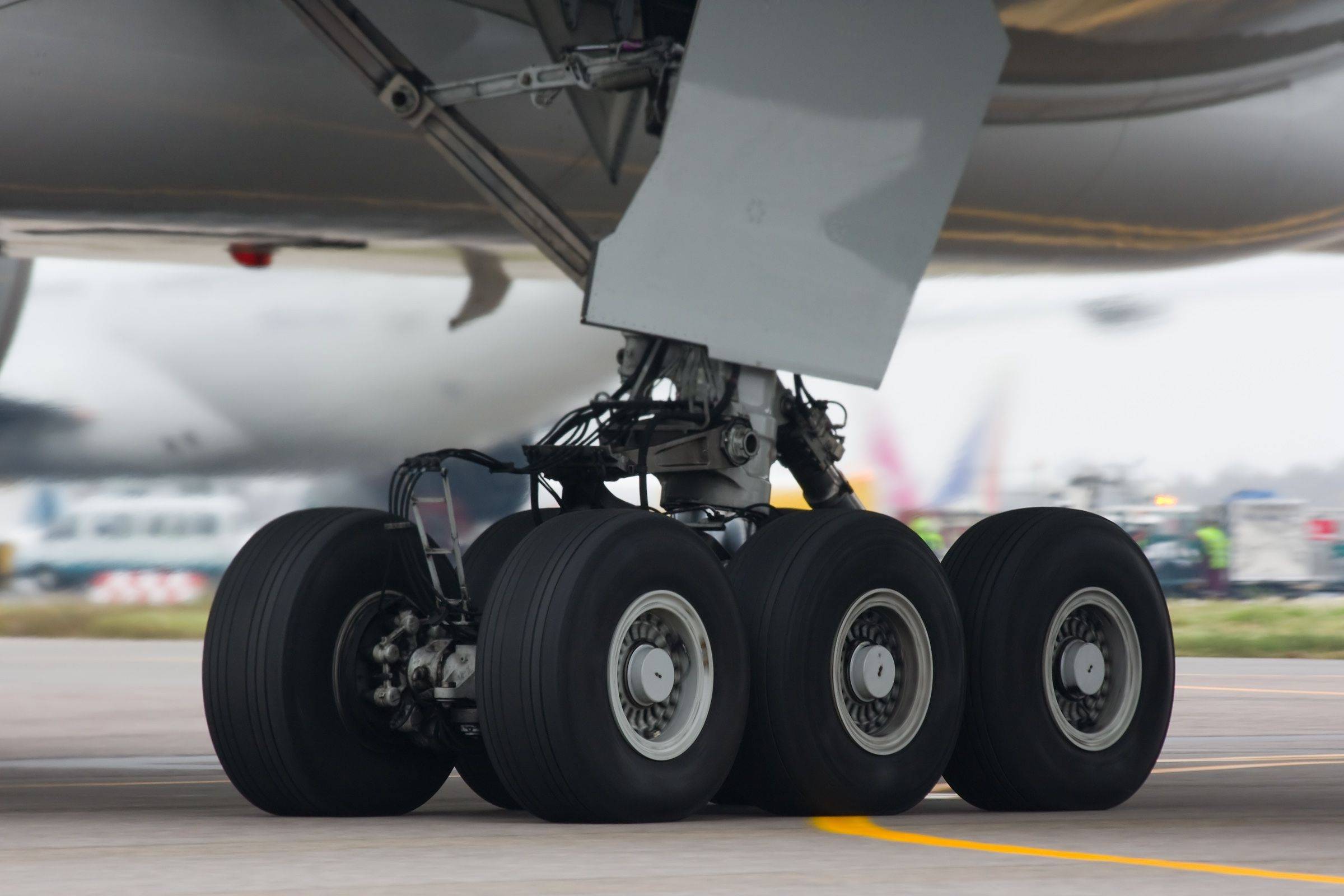 飞机轮胎的胎压是家用轿车的6倍却很少爆胎这是为什么