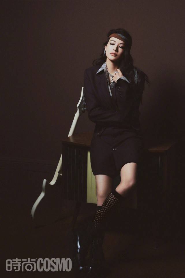 颜色 舒淇的硬照不会出错！时隔两年再穿Dior拍闭年刊，气场全开变女王