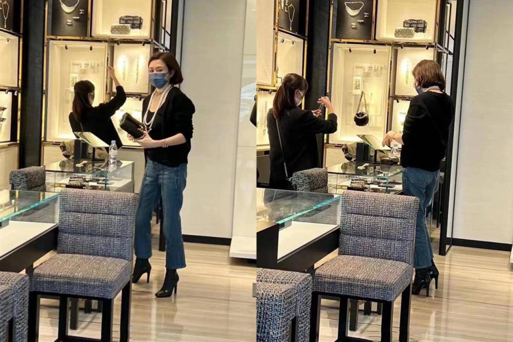 奢侈品 关之琳逛奢侈品店，穿针织衫牛仔裤，59岁戴3条名贵项链像暴发户