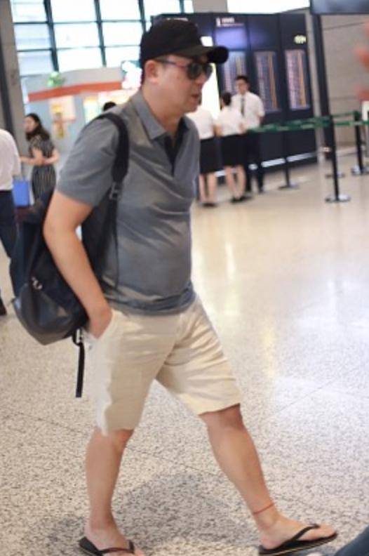 张嘉译是因为身体的某些疾病,才导致走路姿势不太标准的.