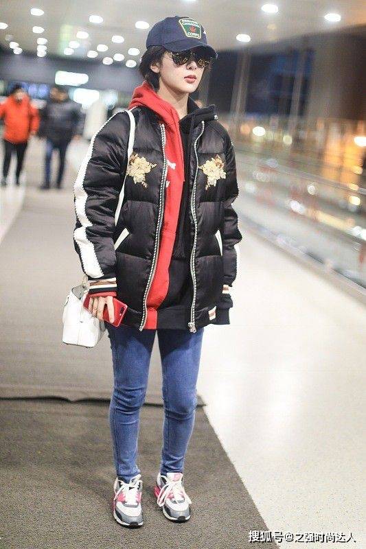 设计 同是宽松设计多了几分的柔和感，一个棕色的手包搭配，温柔优雅