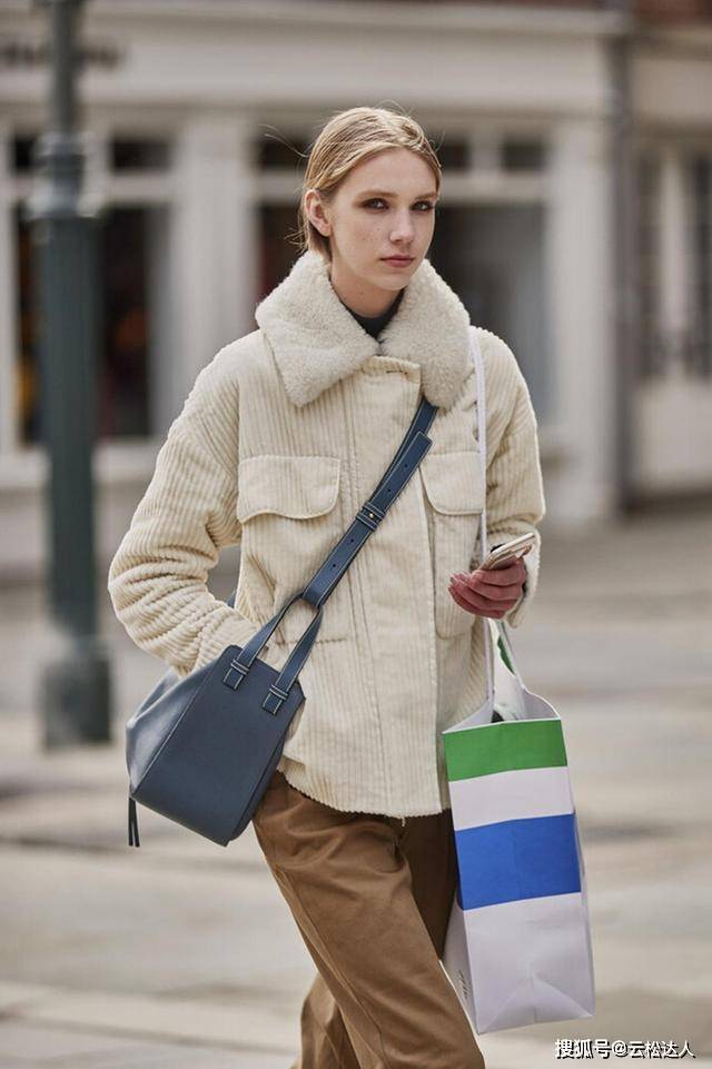 牛仔服 “外套+毛领”，冬季这么选，时髦与温暖可以兼得